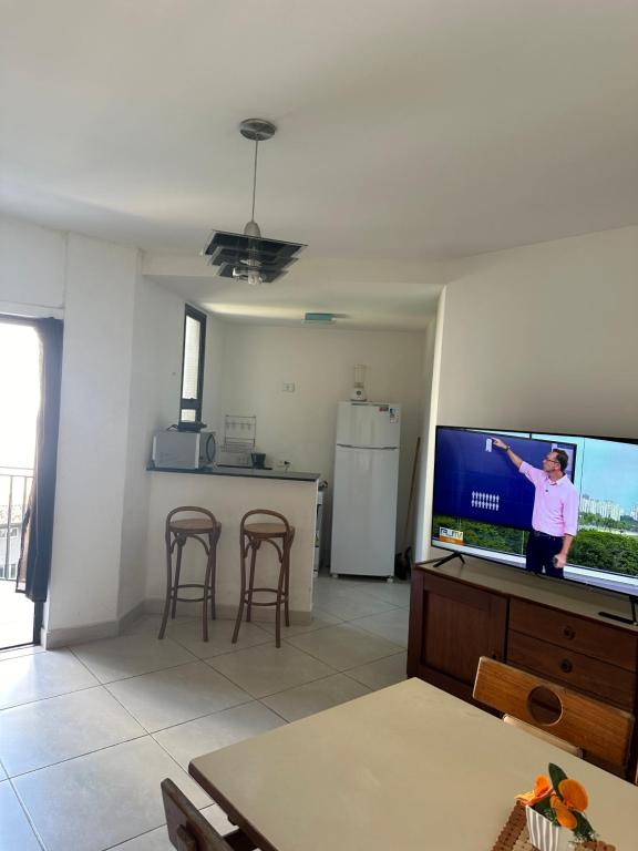 un soggiorno con una grande TV a schermo piatto di Apartamento Copacabana sistema Apart-hotel a Rio de Janeiro