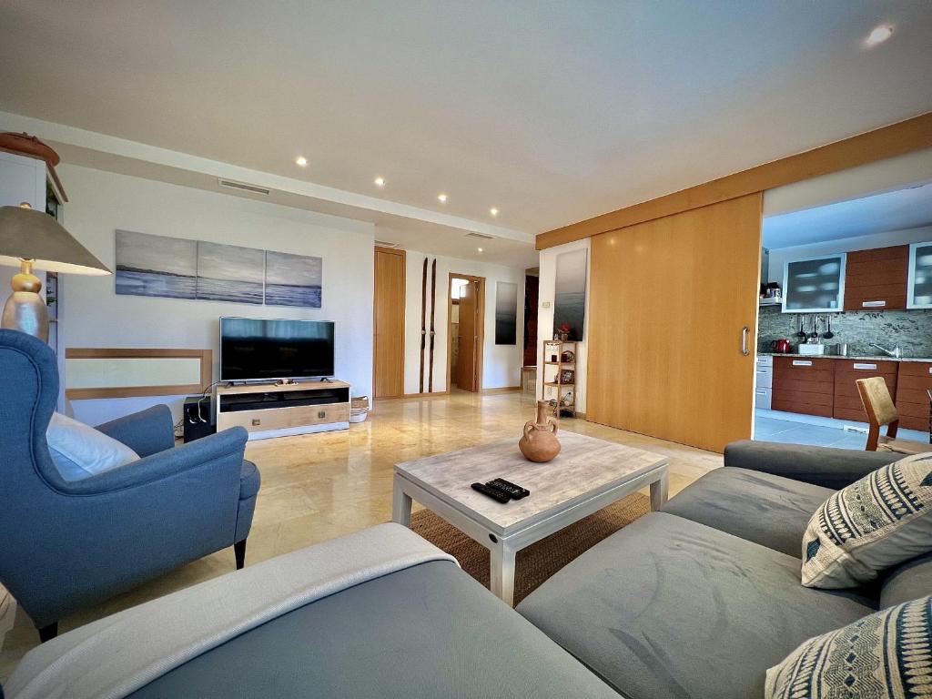 uma sala de estar com um sofá e uma mesa em Marbella Los Monteros with Pool by Homing em Marbella