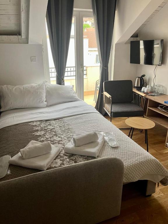 Letto o letti in una camera di Garni Hotel TIANIS