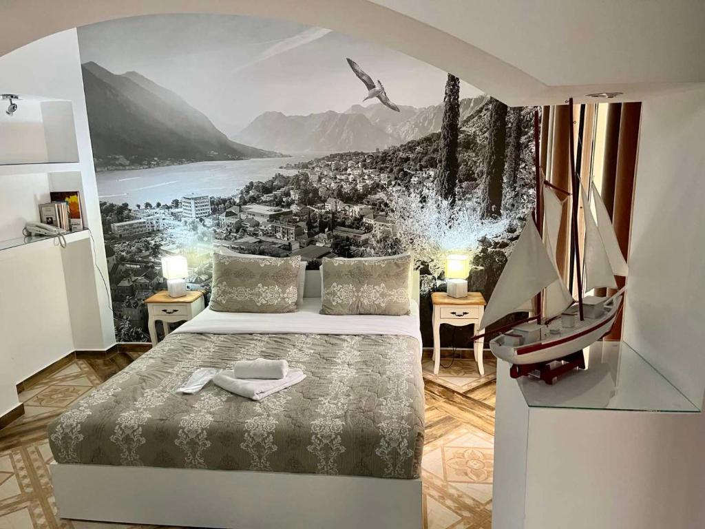 una camera da letto con vista sul lago e sulle montagne di Garni Hotel TIANIS a Kotor (Cattaro)