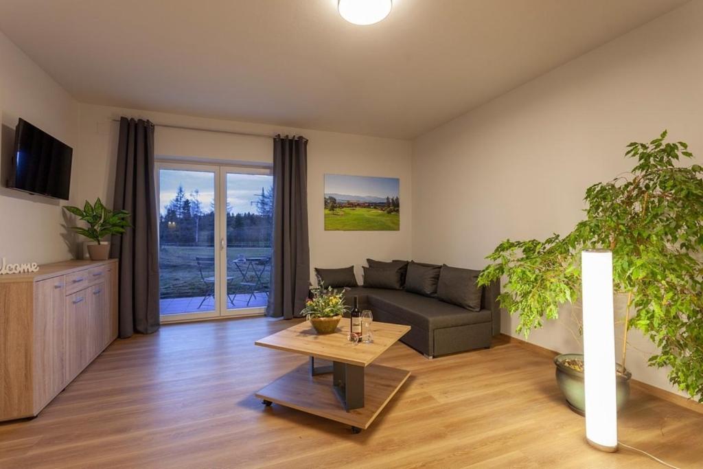 sala de estar con sofá y mesa en Ferienwohnung 2, en Lechbruck