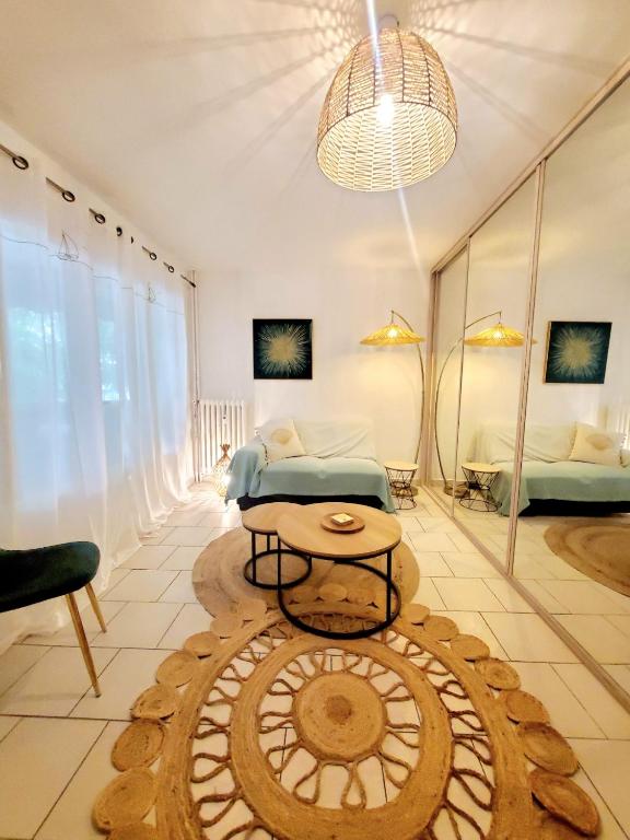 une chambre avec un lit et une table dans une pièce dans l'établissement L'escale à 500m des plages, à Antibes