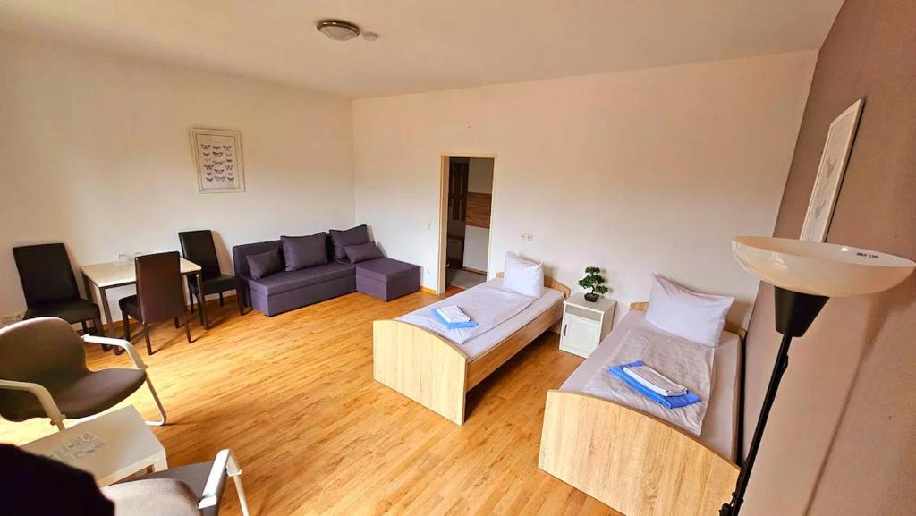 sala de estar con sofá y mesa en Apartman broj 5 en Oberschleißheim