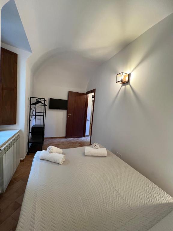 1 dormitorio con 1 cama con 2 toallas en IN MEDIA URBE - intero appartamento, en LʼAquila