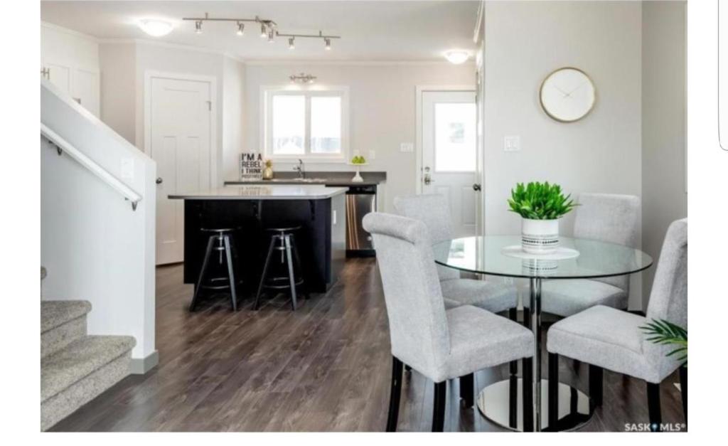 Imagen de la galería de 3 bedroom Town in Stonebridge unit 303, en Saskatoon