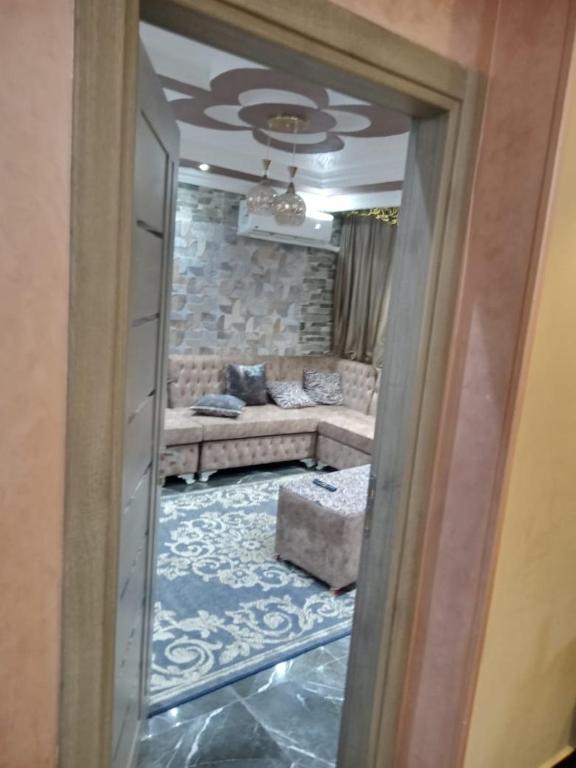 een woonkamer met een bank en een spiegel bij الدقي in Caïro