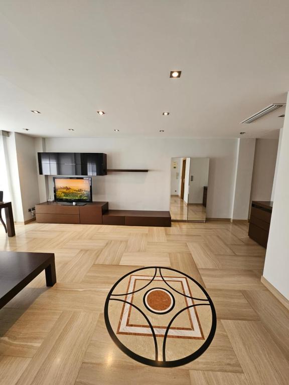 a living room with a rug on a wooden floor at Apartamento Luz in Sueca