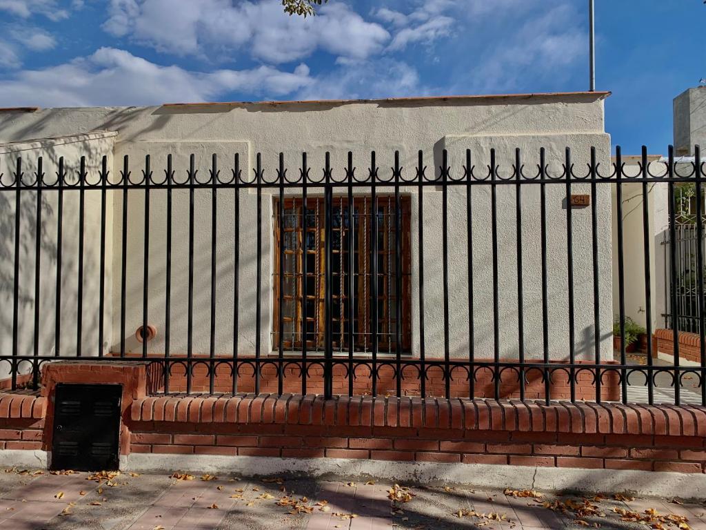 una cerca negra frente a un edificio en CASA DE LOS NONOS HOSPEDAJE en La Consulta