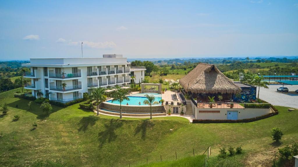 una vista aérea de un complejo con piscina en Hotel Arbóreo Doradal en Doradal