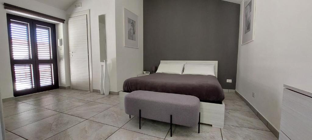 sypialnia z łóżkiem, krzesłem i oknem w obiekcie B&B Domus San Pietro w mieście Cetara
