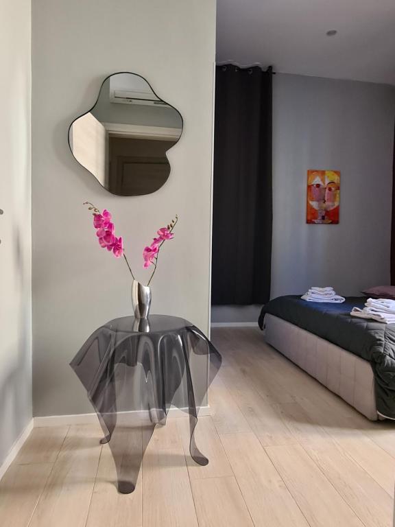 ein Zimmer mit einem Tisch und einer Vase darauf in der Unterkunft Casa Beda in Bologna
