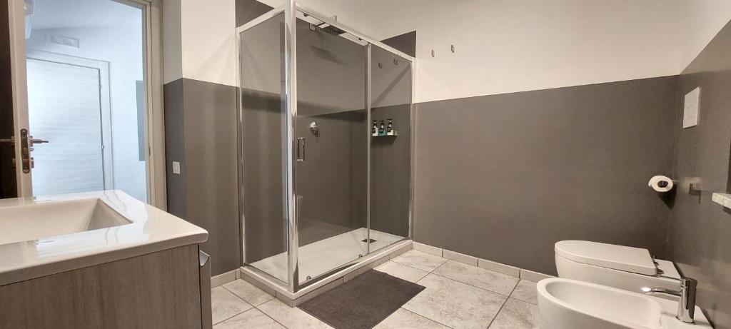 łazienka z prysznicem, toaletą i umywalką w obiekcie B&B Domus San Pietro w mieście Cetara