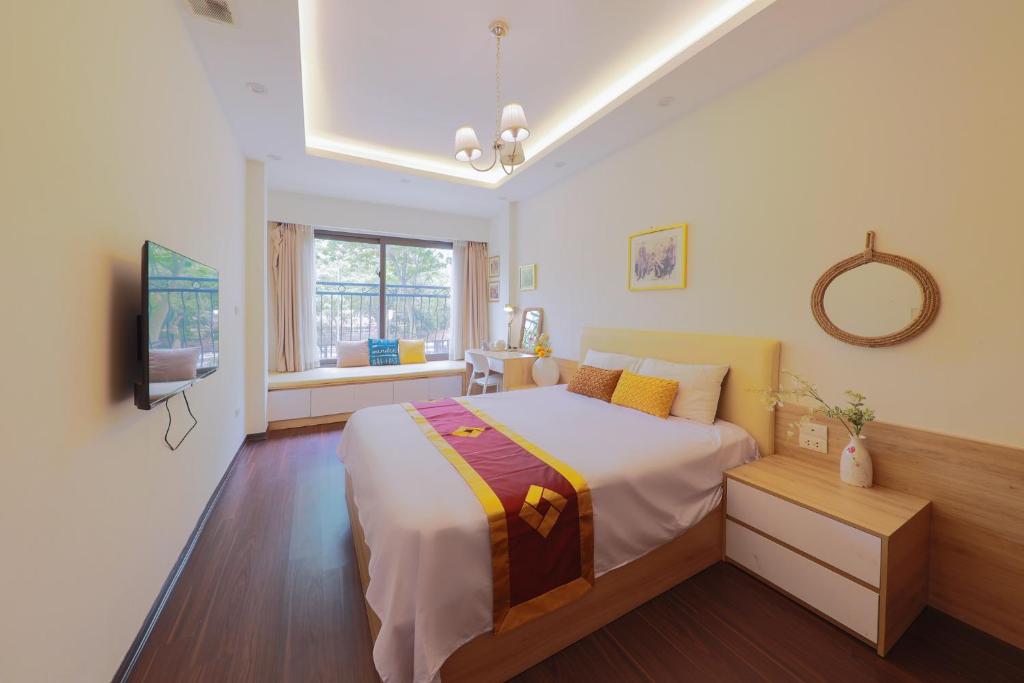 1 dormitorio con 1 cama grande y TV en cozyfun homestay Lê Hồng Phong en Hanoi