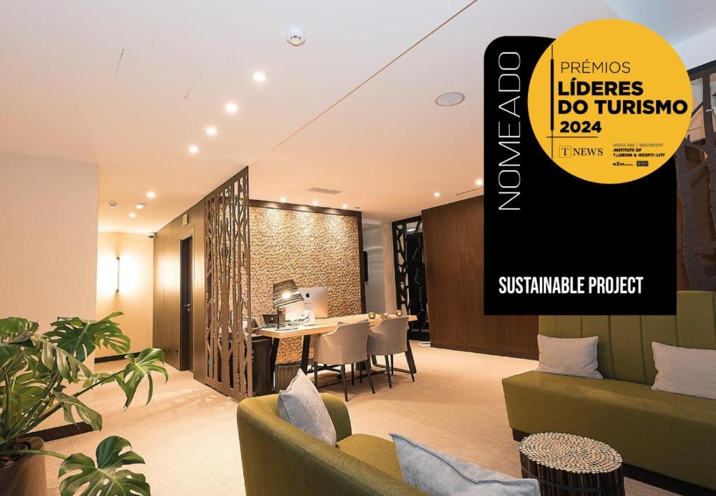 una hall con tavolo, sedie e un cartello di The Leaf Boutique Hotel Lisbon a Lisbona