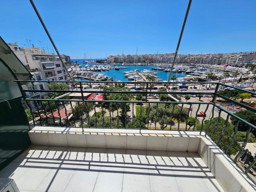 uma varanda com vista para uma marina em Piraeus center sea view apartment em Piraeus