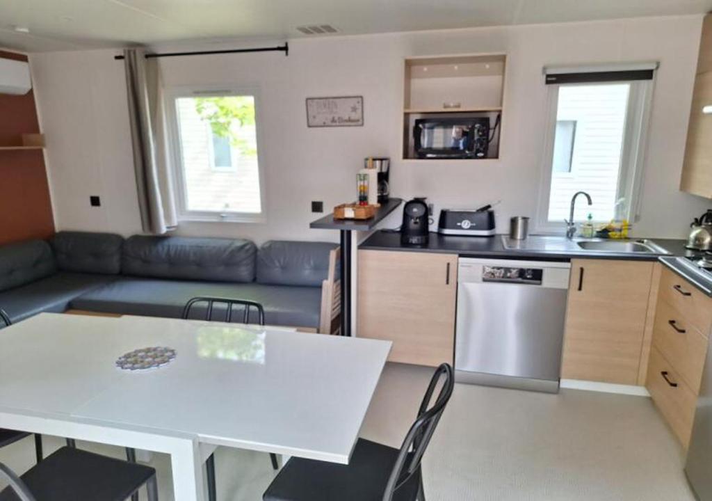 Photo de la galerie de l'établissement Mobilhome élégant 3 ch - 2 sdb au calme, à Biscarrosse