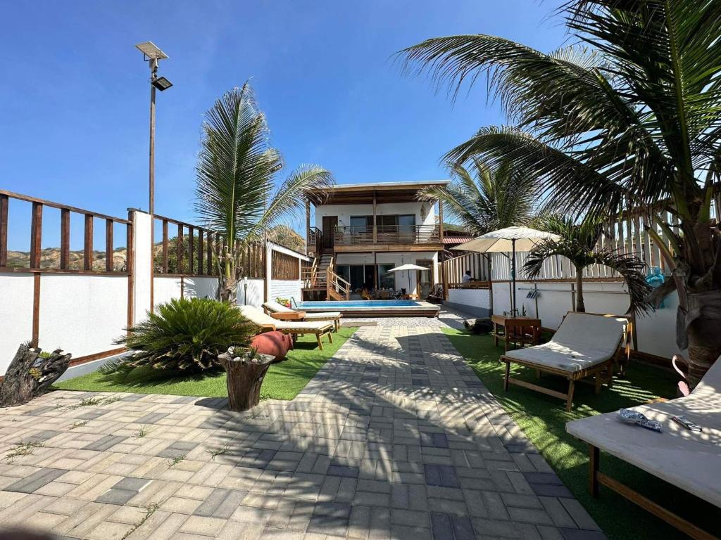 Bocapán的住宿－Mazama Casa de playa，一座带庭院和游泳池的房子