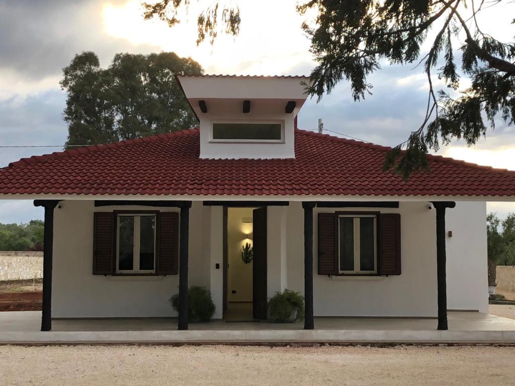a small white house with a red roof at Murgia Holiday in Terlizzi