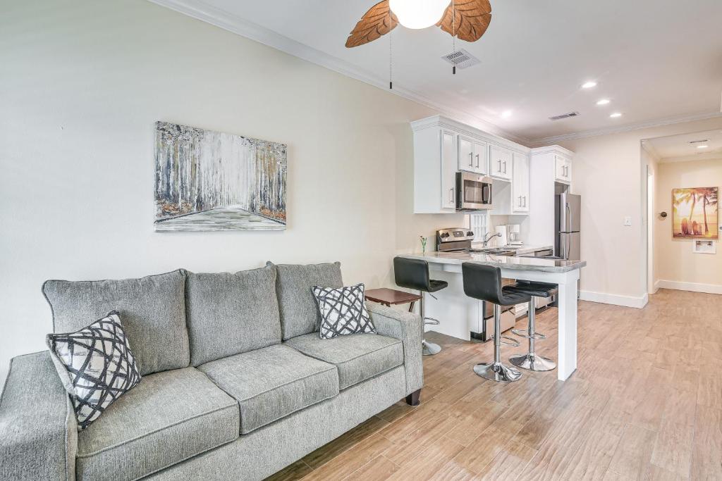 ein Wohnzimmer mit Couch und Küche in der Unterkunft Walk to Beach and Moody Mansion Galveston Home! in Galveston