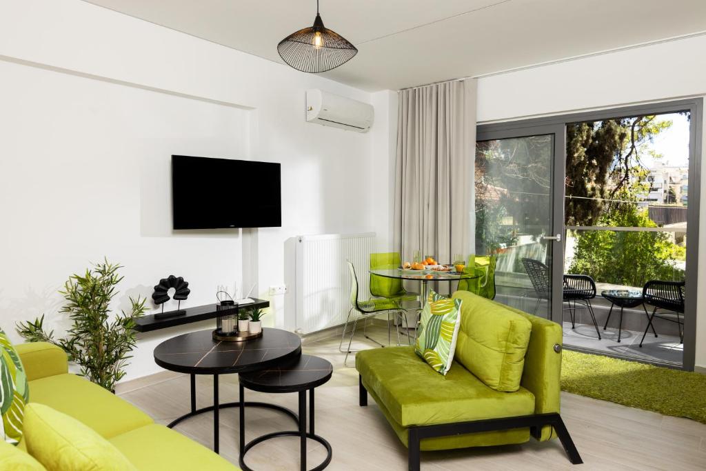 TV a/nebo společenská místnost v ubytování Velvet Luxury Apartments in the City Center by BiNoBi!
