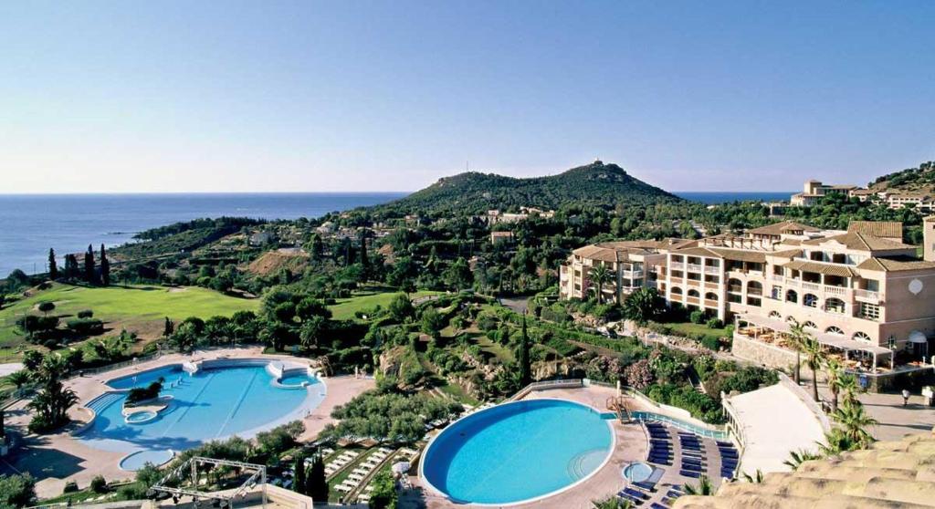 une vue aérienne d'un complexe hôtelier avec deux piscines dans l'établissement Studio cabine, à Saint-Raphaël
