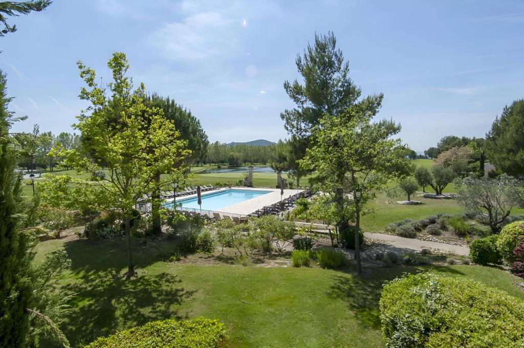 Vista de la piscina de Suite junior prestige en Provence sur le golf sign&eacute; Ballesteros o alrededores