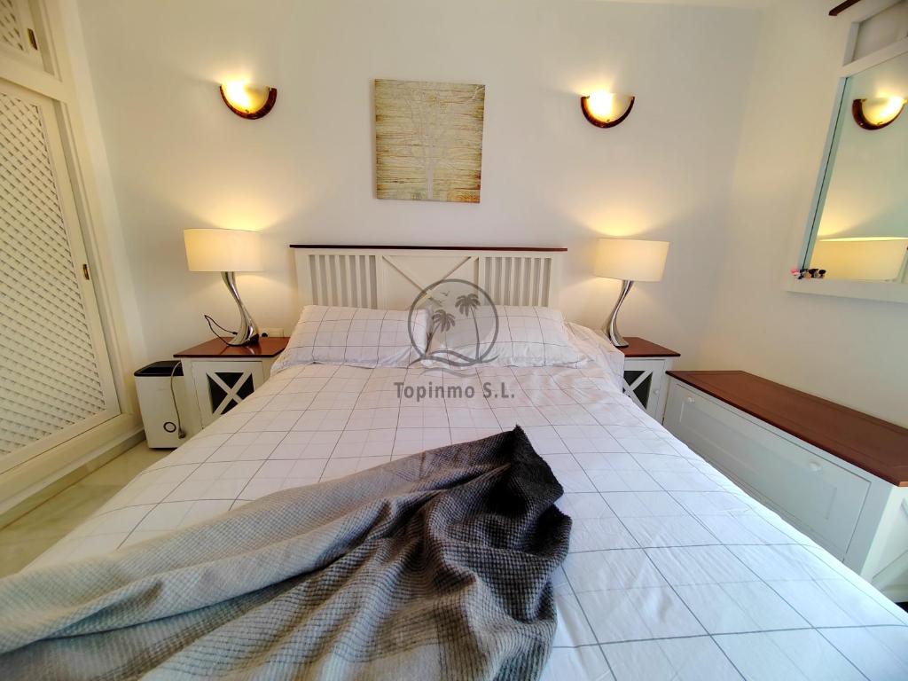 Postel nebo postele na pokoji v ubytování Puerto Marina - Scandinavian 1 bedroom apartment