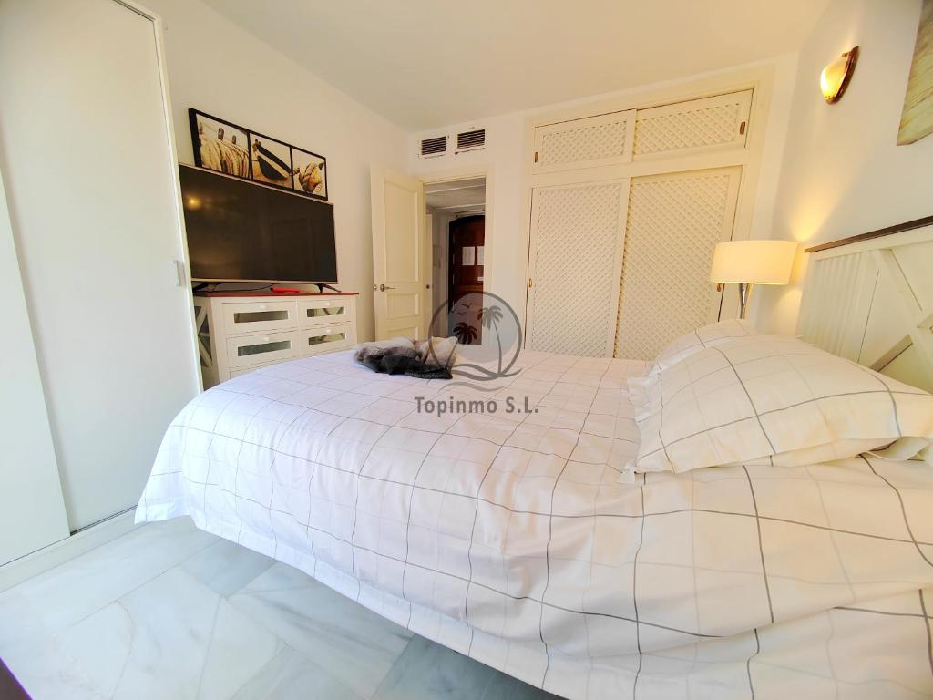 Postel nebo postele na pokoji v ubytování Puerto Marina - Scandinavian 1 bedroom apartment