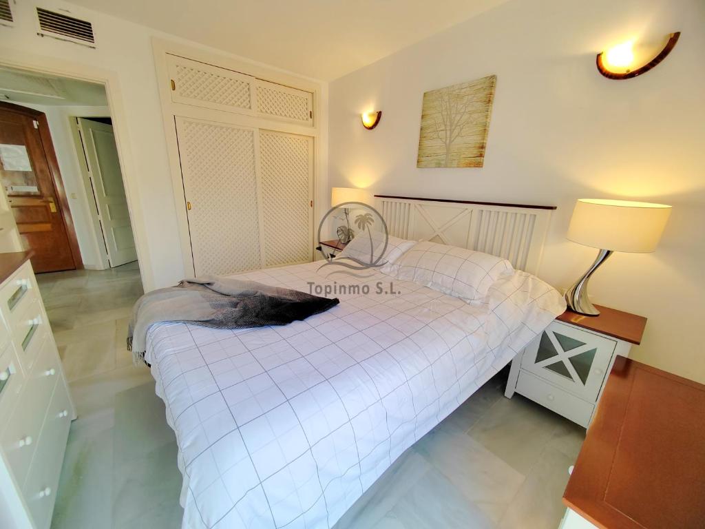 Postel nebo postele na pokoji v ubytování Puerto Marina - Scandinavian 1 bedroom apartment