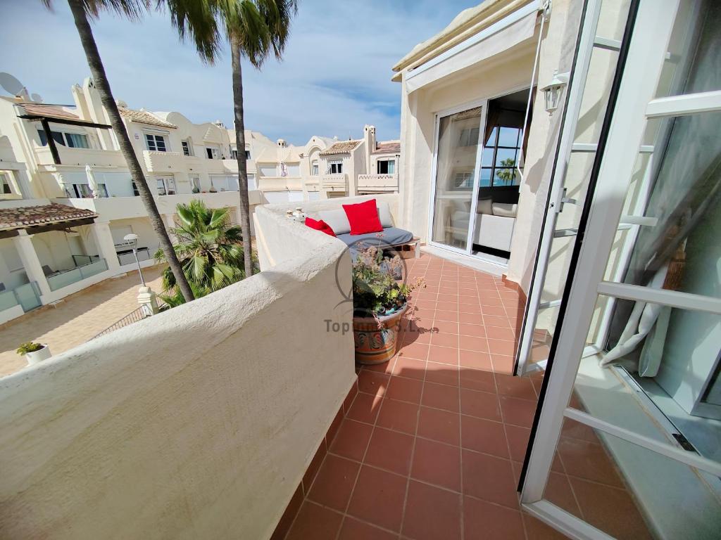 Balkón nebo terasa v ubytování Puerto Marina - Scandinavian 1 bedroom apartment