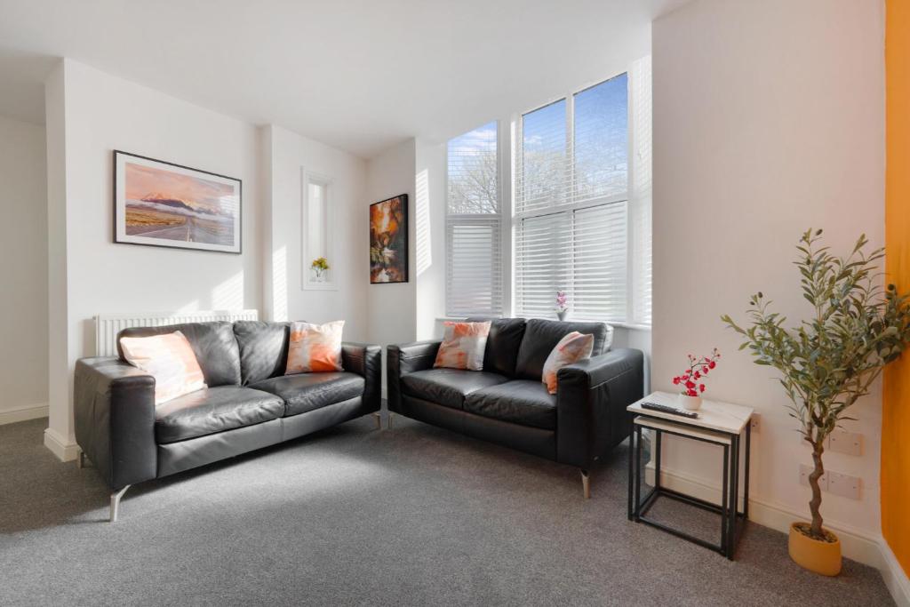 Χώρος καθιστικού στο NEW! Stylish 5-Bed Apartment in Stockton-on-tees by Stay With Us, Perfect for Contractors & Large Groups, FREE Parking!