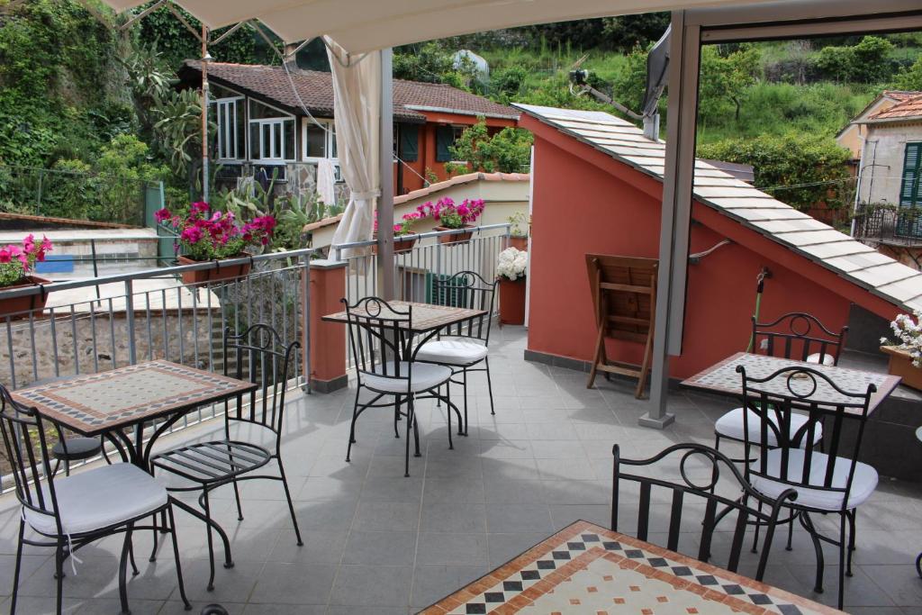 een patio met tafels en stoelen op een balkon bij Il Timone Lerta in Monterosso al Mare