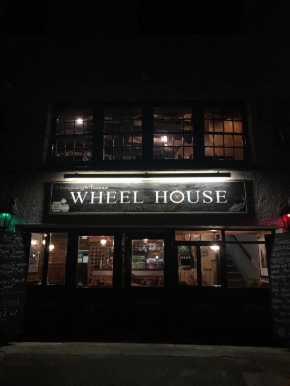 una casa de ruedas iluminada por la noche en The Wheel House, en Mevagissey