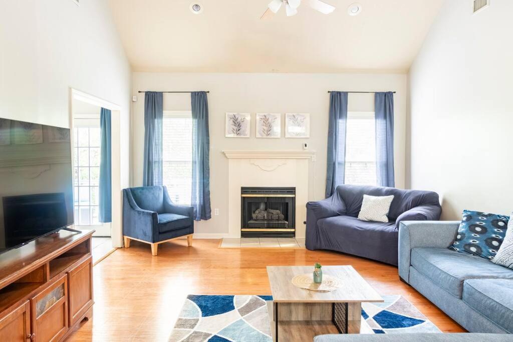 ジョーンズボロにあるDeja Blue on Summit Ridgeのソファと暖炉のあるリビングルーム