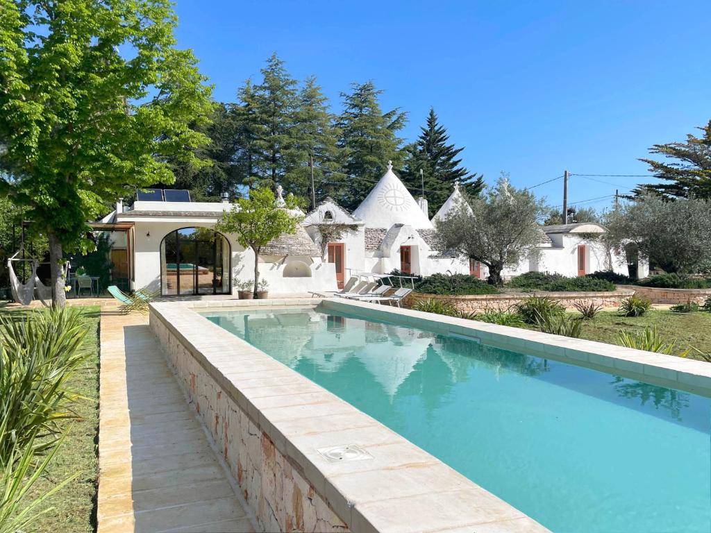 basen przed domem w obiekcie Trullo Panna Fragola - Exclusive four bedroom Villa & Private pool w mieście Martina Franca
