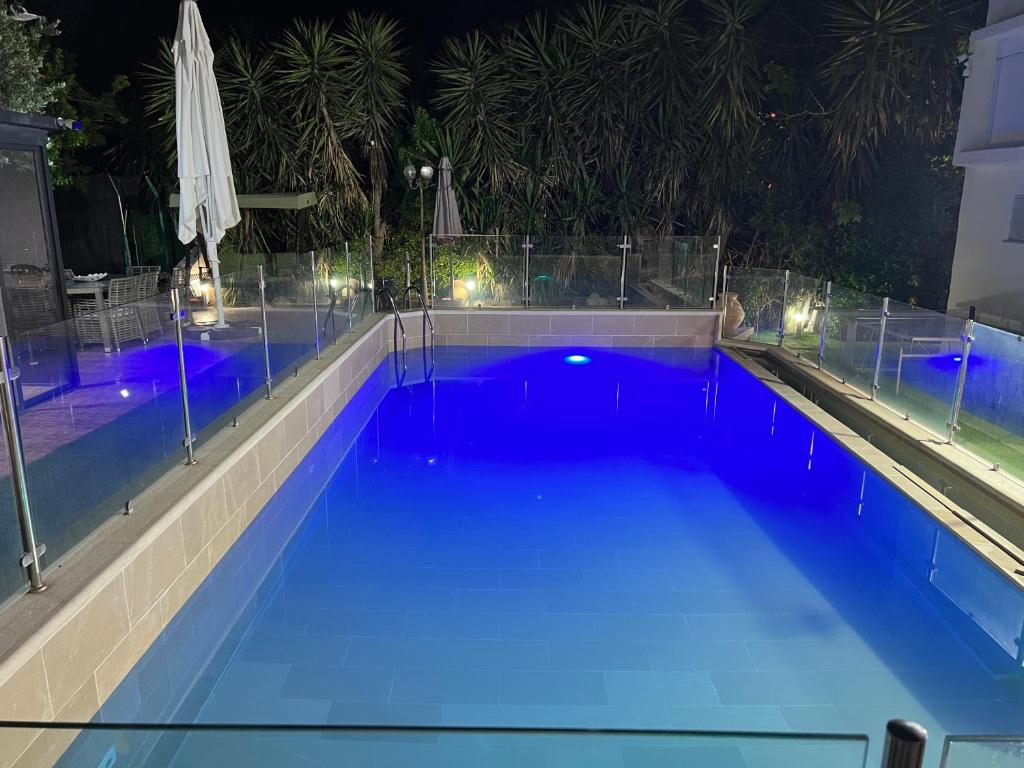 - une piscine d'eau bleue la nuit dans l'établissement אחוזת רוממה - Villa Romema, à Safed