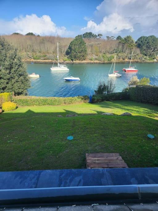 une vue d'une rivière avec des bateaux dans l'eau dans l'établissement Petit coin de paradis au bord du Minaouet, à Trégunc