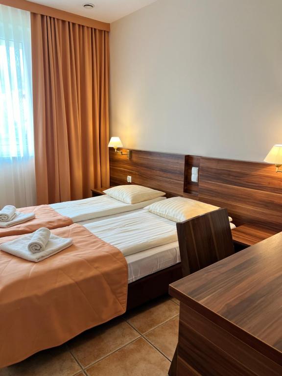 Posteľ alebo postele v izbe v ubytovaní Amelia Apartamenty - sala zabaw, 2 sypialnie, garaż podziemny