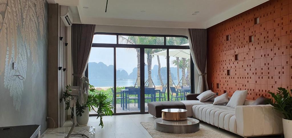 uma sala de estar com um sofá e uma grande janela em KAM's Home em Quang Ninh