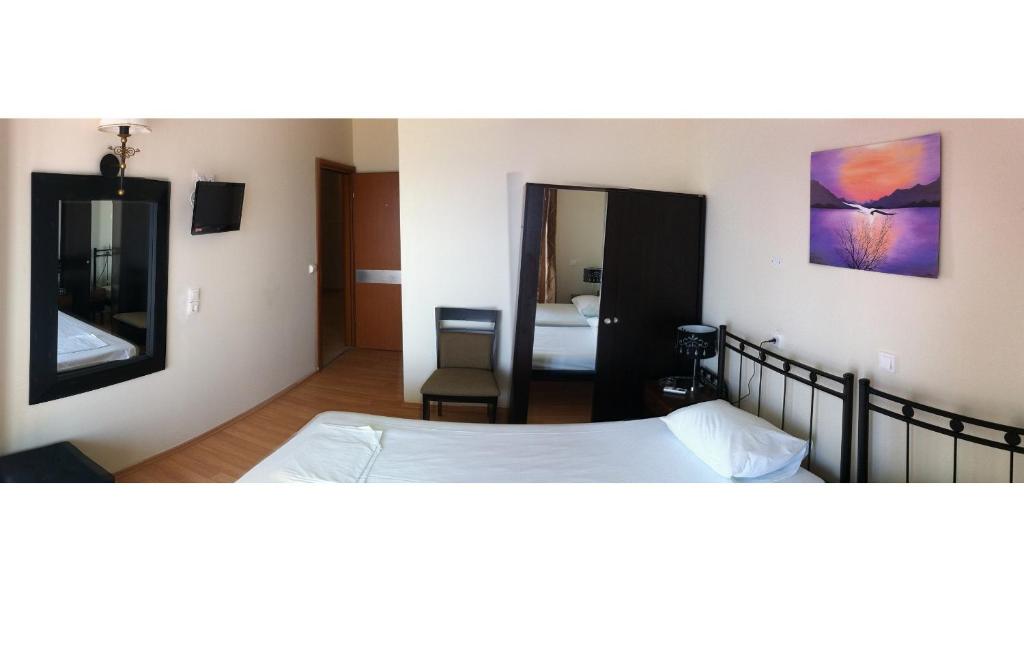 Postel nebo postele na pokoji v ubytování Ariadni Hotel Arvi by Estia