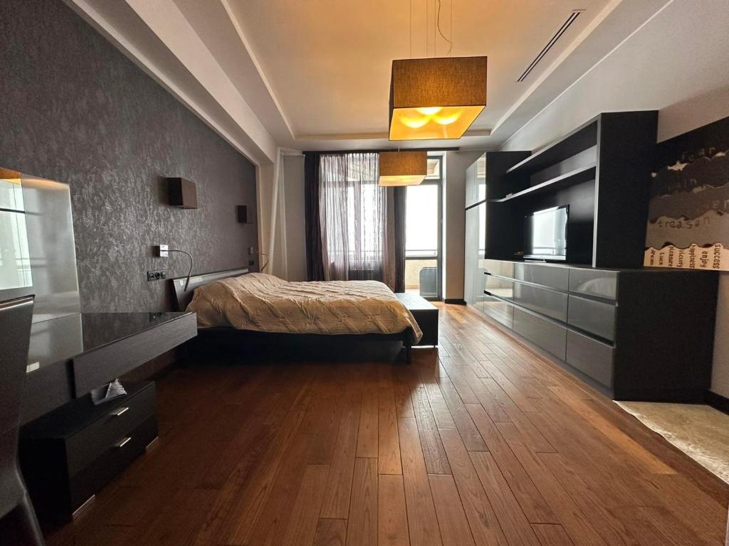1 dormitorio con cama y ventana grande en Modern apartment fully furnished, en Ereván