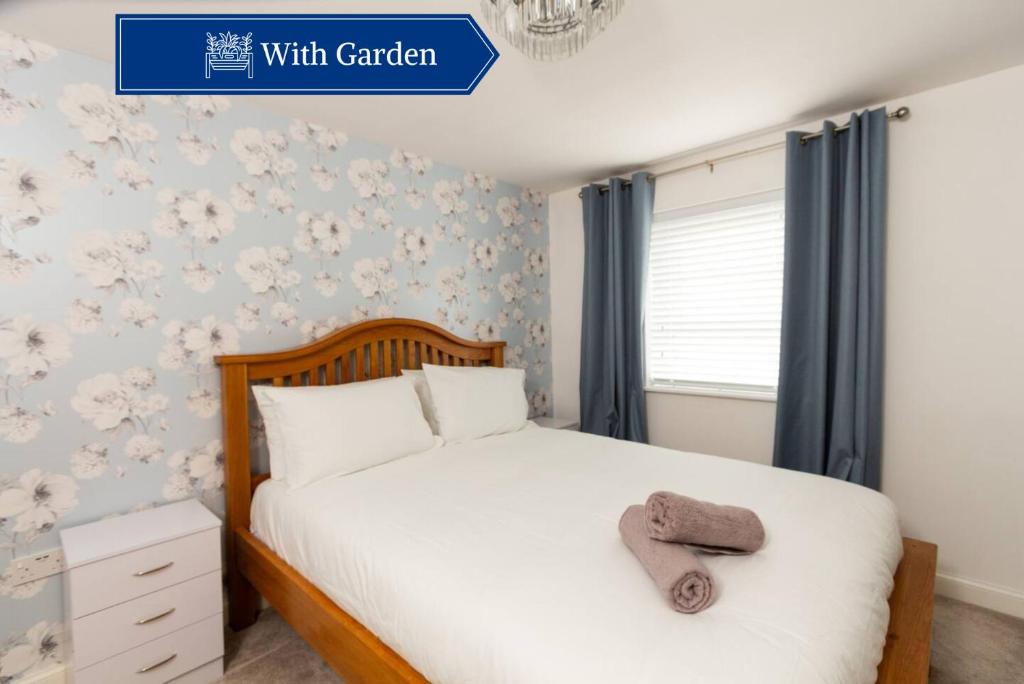 Un dormitorio con una cama con una toalla. en Cosy Home with Garden in a Picturesque Village en Hull