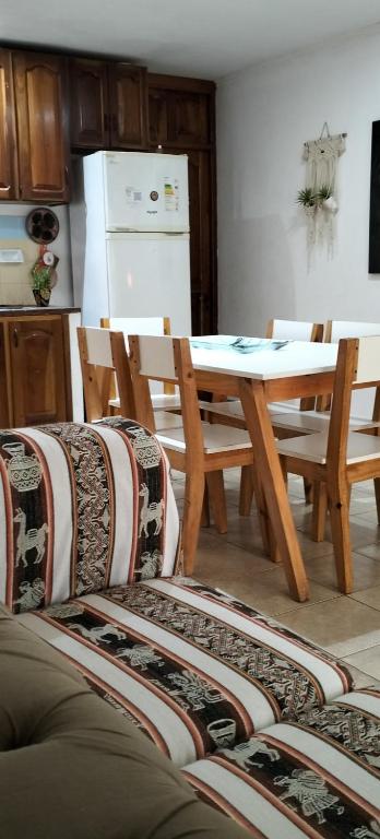 伊瓜苏港Cunumí的配有桌椅和冰箱的厨房