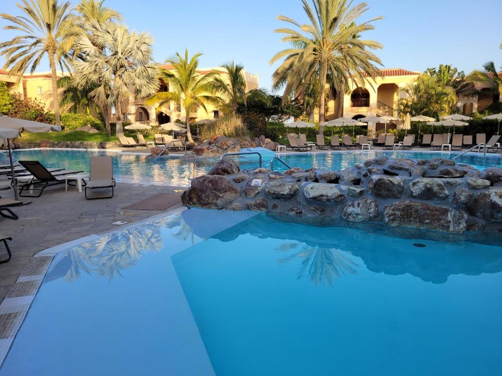 una piscina en un complejo con palmeras en Palm Oasis - Time Sharing en Las Palmas de Gran Canaria