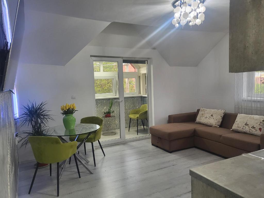 sala de estar con sofá y mesa en Alina apartaments, en Sibiu