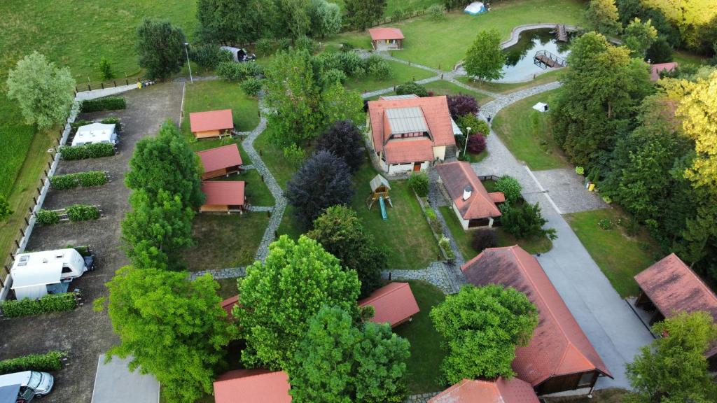 z góry widok na dom z drzewami i park w obiekcie Apartments Kamp Podgrad Vransko w mieście Vransko
