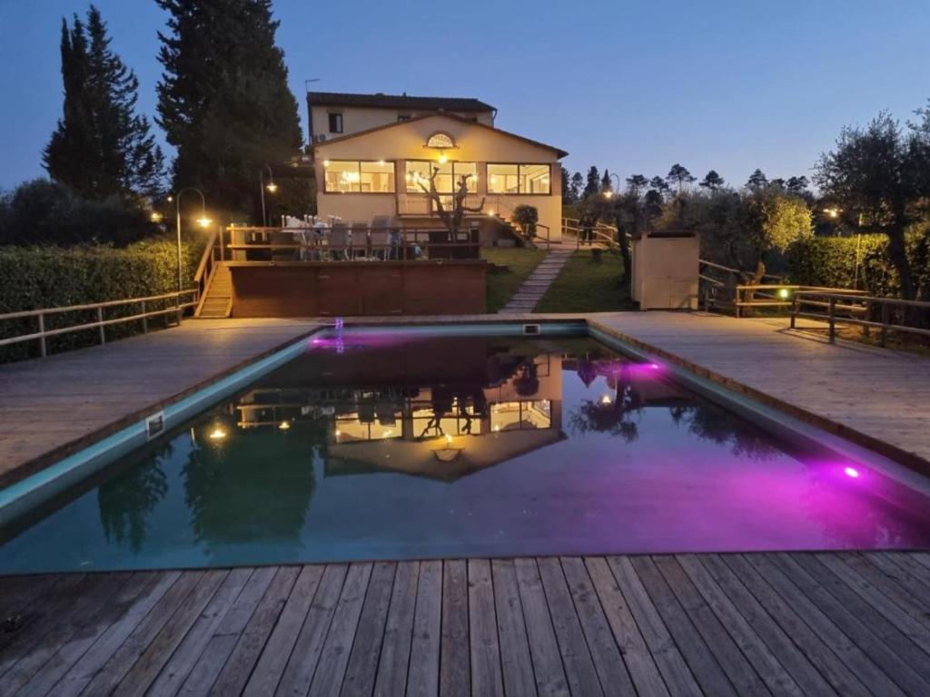 une maison avec une piscine en face d'une maison dans l'établissement Residence Montevecchio, à Montopoli in Val dʼArno