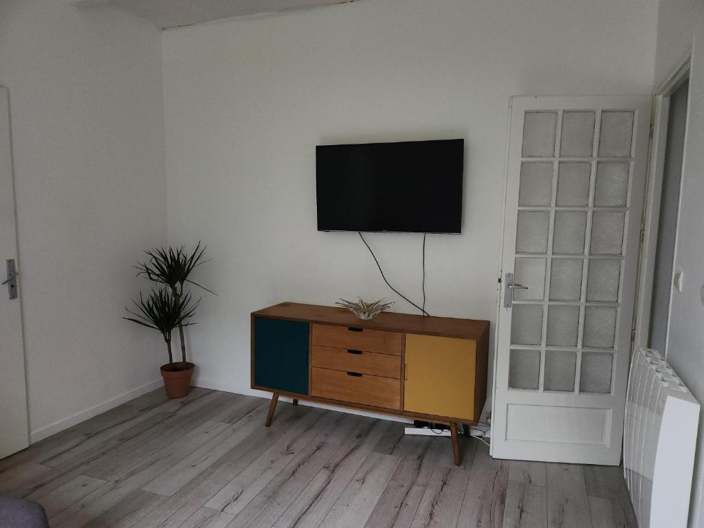 ein Wohnzimmer mit einem TV an der Wand in der Unterkunft bel appartement in Villeneuve-Saint-Georges