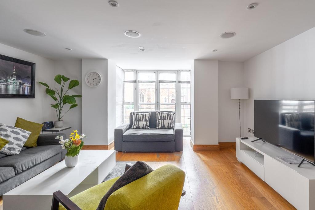 uma sala de estar com um sofá e uma televisão em Luxury 3Bed 2Bath-London Marylebone Station em Londres