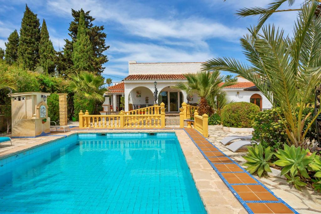 アリカンテにあるVilla La Font with pool and bbqの家の前のプール